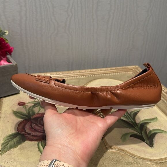 Tommy Hilfiger British Tan Faux Leather Flats Sz 8.5 Near New - Picture 14 of 16